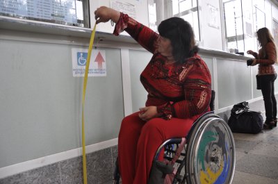 У Чернівцях інваліди-спинальники намагалися потрапити до автовокзалу