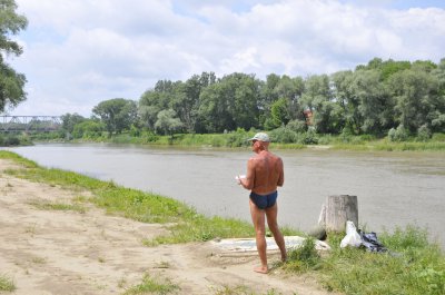 На пляжі у Чернівцях відпочивальників ще мало