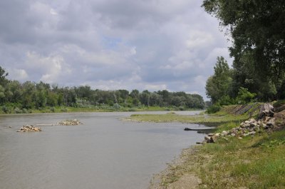 На пляжі у Чернівцях відпочивальників ще мало