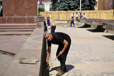 У Чернівцях ремонтують фонтан на Центральній площі