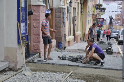 У Чернівцях ремонтують тротуари