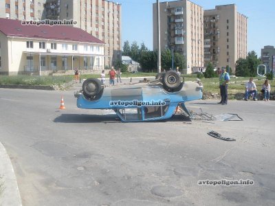 На Буковині у ДТП авто перекинуло на дах