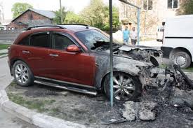 У Чернівцях вщент згоріло елітне авто "Інфініті"