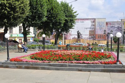 На площах у Чернівцях висадять тюльпани і хризантеми