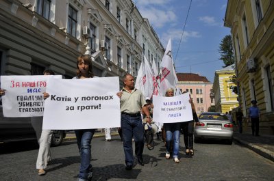 Опозиція у Чернівцях пікетувала будинок з левами і міліцію