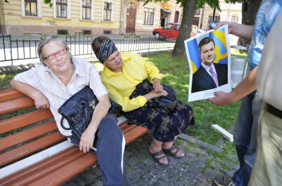 «Хай він більше думає про нас, а не про себе», - побажання чернівчан Януковичу