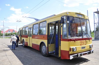 У тролейбусному депо зі старих тролейбусів роблять нові