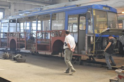 У тролейбусному депо зі старих тролейбусів роблять нові