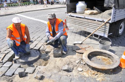 У Чернівцях встановлюють антивандальні люки