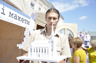 На Петрівському ярмарку продають мініатюрні копії чернівецьких храмів
