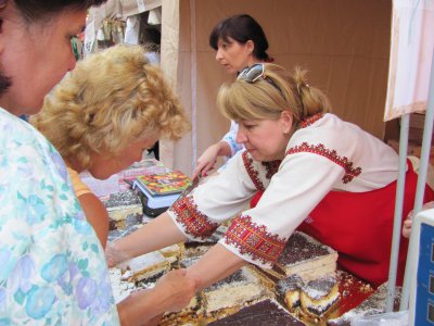 На Петрівському ярмарку в Чернівцях - церкви і карта України з тіста