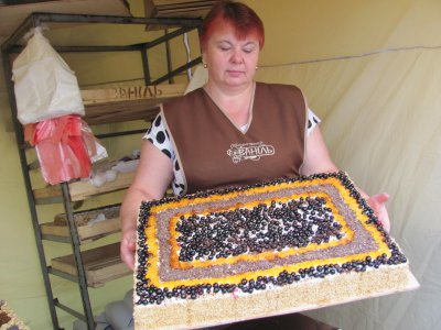 На Петрівському ярмарку в Чернівцях - церкви і карта України з тіста