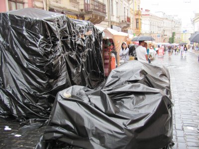 На Петрівському ярмарку в Чернівцях затопило весь товар