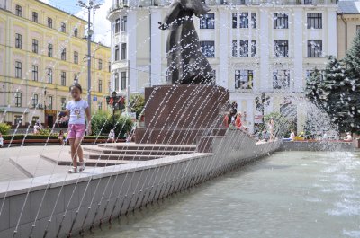 Чернівчани ховаються від спеки, розважаючись в оновленому фонтані