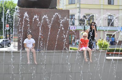 Чернівчани ховаються від спеки, розважаючись в оновленому фонтані