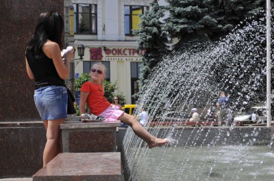 Чернівчани ховаються від спеки, розважаючись в оновленому фонтані