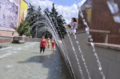 Чернівчани ховаються від спеки, розважаючись в оновленому фонтані