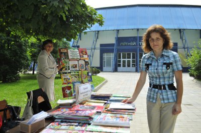 У парку в Чернівцях відкрили читальню під відкритим небом