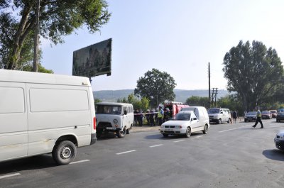 Жахливе ДТП у Чернівцях: потяг протаранив бус. Водій загинув