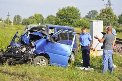 Жахливе ДТП у Чернівцях: потяг протаранив бус. Водій загинув