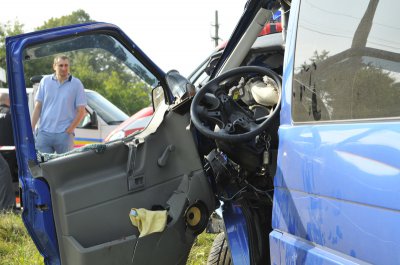 Жахливе ДТП у Чернівцях: потяг протаранив бус. Водій загинув