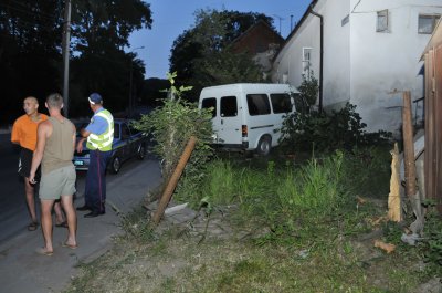 У Чернівцях машина в’їхала в будинок (фото)