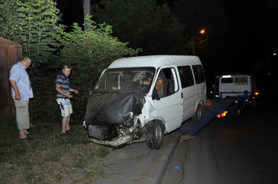 У Чернівцях машина в’їхала в будинок (фото)