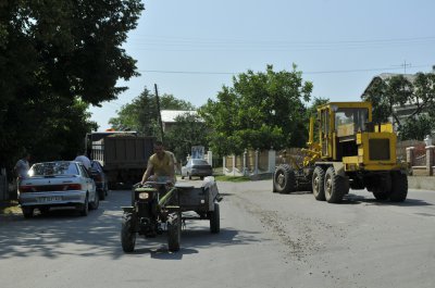 На Буковині люди ремонтують дороги за власні кошти