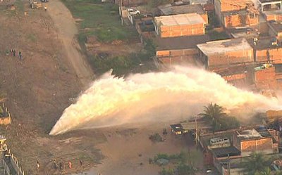 У Ріо-де-Жанейро 20-метровий струмінь з каналізації зносив будинки та авто (відео)