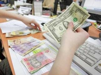 НБУ заспокоює: валютні перекази з-за кордону не обов’язково отримувати у гривні