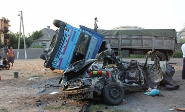 На Запоріжжі Opel в’їхав під КамАЗ. Троє загиблих