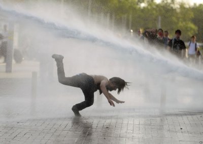 У Стамбулі поліція знову застосовує силу для разгону демонстрантів