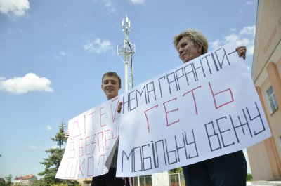 У Кам’яній люди пікетували сільраду через мобільну вишку