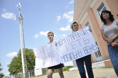 У Кам’яній люди пікетували сільраду через мобільну вишку