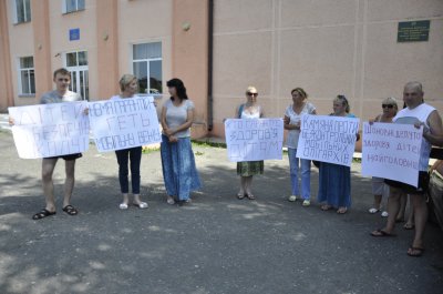 У Кам’яній люди пікетували сільраду через мобільну вишку