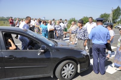 Влада пообіцяла відремонтувати міст у Грушівці - обурені селяни розійшлися