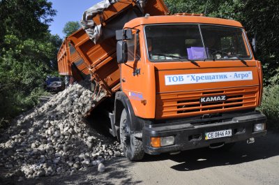 Дороги на Буковині вже ремонтують аграрії