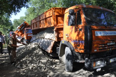 Дороги на Буковині вже ремонтують аграрії