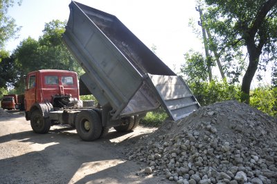 Дороги на Буковині вже ремонтують аграрії