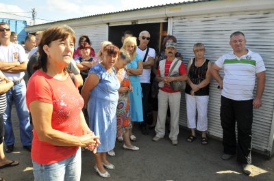 У Чернівцях підприємці Калинки не дозволили вивезти свої прилавки