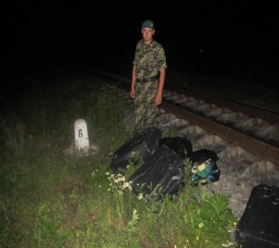 На Буковині з потяга біля кордону викинули цигарки і спирт