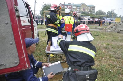 Рятувальники у Чернівцях гасили "Запорожець" та евакуювали людей з 7 поверху