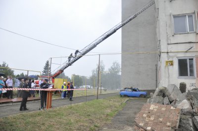 Рятувальники у Чернівцях гасили "Запорожець" та евакуювали людей з 7 поверху