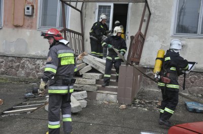 Рятувальники у Чернівцях гасили "Запорожець" та евакуювали людей з 7 поверху