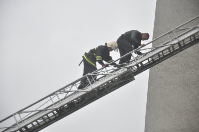 Рятувальники у Чернівцях гасили "Запорожець" та евакуювали людей з 7 поверху