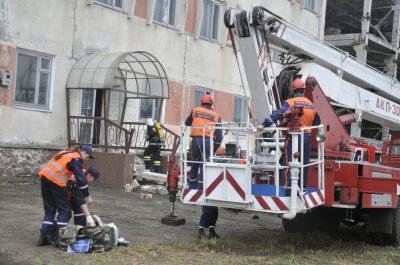 Рятувальники у Чернівцях гасили "Запорожець" та евакуювали людей з 7 поверху