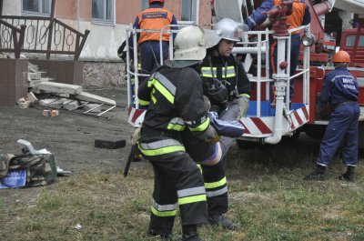Рятувальники у Чернівцях гасили "Запорожець" та евакуювали людей з 7 поверху