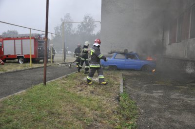 Рятувальники у Чернівцях гасили "Запорожець" та евакуювали людей з 7 поверху