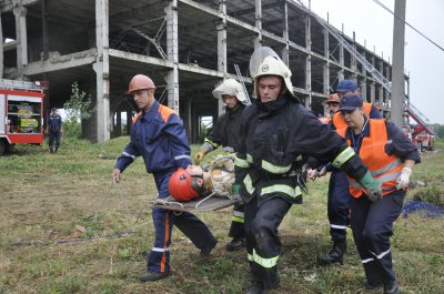 Рятувальники у Чернівцях гасили "Запорожець" та евакуювали людей з 7 поверху