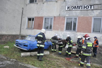 Рятувальники у Чернівцях гасили "Запорожець" та евакуювали людей з 7 поверху